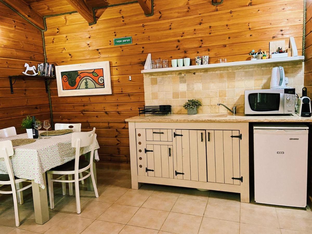 Julie'S Cabins Neot Golan Exterior foto