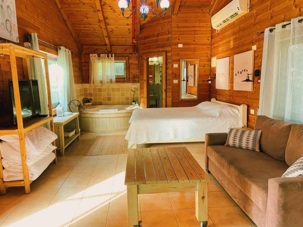 Julie'S Cabins Neot Golan Exterior foto